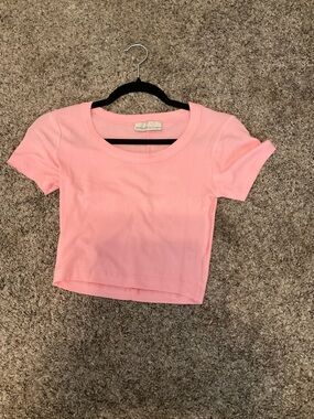 Zenana Woman’s Light Pink Ribbed Scoop Neck Crop Tank